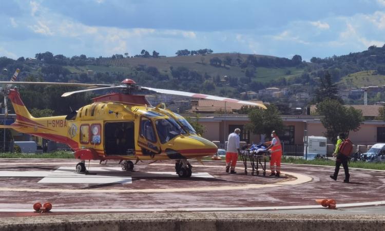 Camerino, caduta durante la granfondo: ciclista soccorso in eliambulanza Camerino, caduta durante la granfondo: ciclista soccorso in eliambulanza