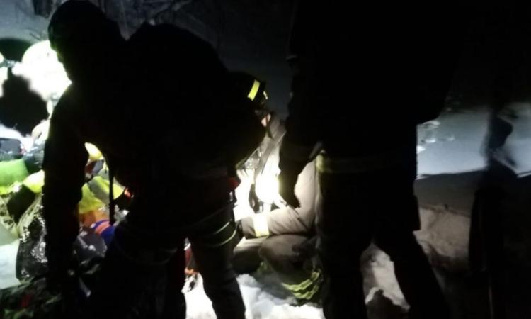Travolto da una slavina, riesce a chiedere aiuto: salvato grazie all'intervento dei soccorritori