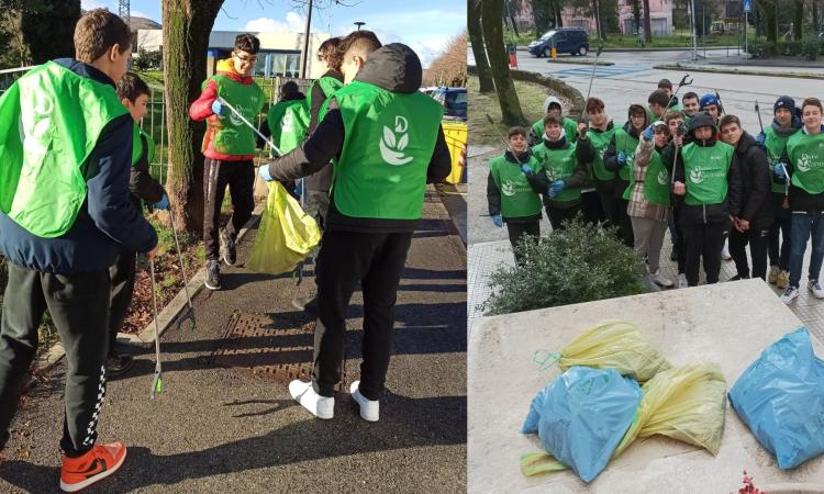 San Severino, a raccogliere i rifiuti ci pensano gli studenti del 'Divini': al via "Eco-Schools" (FOTO) San Severino, a raccogliere i rifiuti ci pensano gli studenti del 'Divini': al via "Eco-Schools" (FOTO)