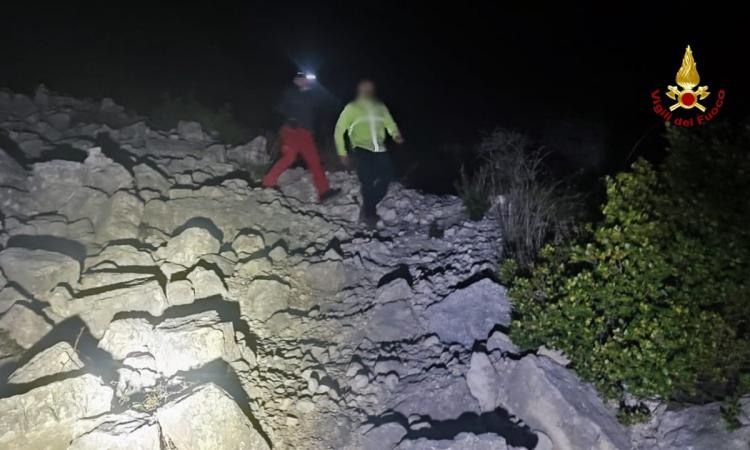 Escursionista in difficoltà lungo il sentiero: intervento via mare e via terra dei soccorsi