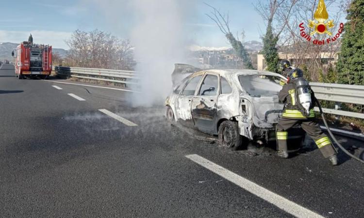 Auto divorata dalle fiamme: paura lungo la Ascoli-Mare Auto divorata dalle fiamme: paura lungo la Ascoli-Mare