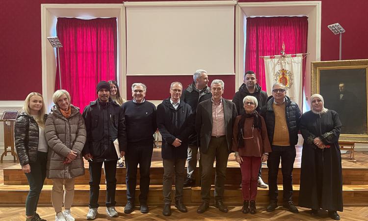 Recanati, una nuova casa per quattro famiglie: consegnate le chiavi in Comune Recanati, una nuova casa per quattro famiglie: consegnate le chiavi in Comune