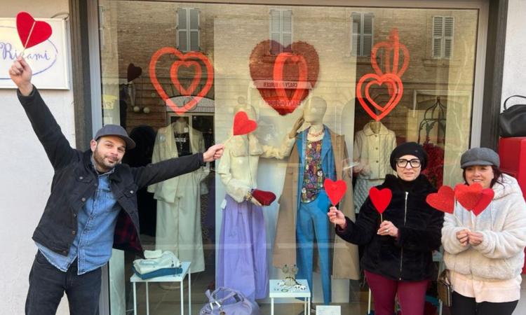 Macerata e la sfida al Brasile per San Valentino: "24 mila baci" per entrare nel Guinness dei primati (FOTO) Macerata e la sfida al Brasile per San Valentino: "24 mila baci" per entrare nel Guinness dei primati (FOTO)