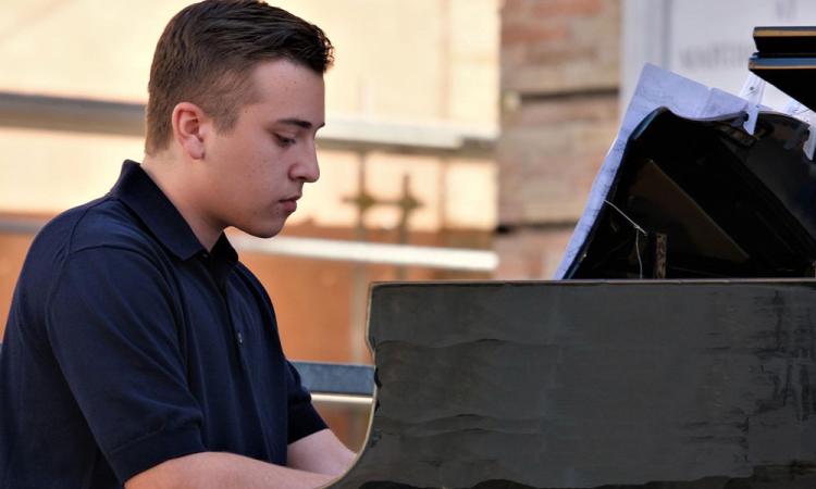 Tolentino, giovani talenti crescono: il 17enne Tommaso Foresi vince il “PoetiCanto festival” Tolentino, giovani talenti crescono: il 17enne Tommaso Foresi vince il “PoetiCanto festival”