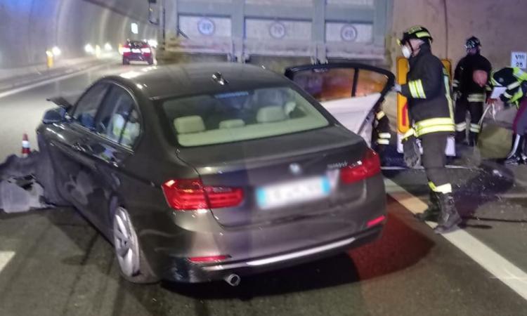 Scontro tra auto e camion in galleria: un uomo finisce in ospedale