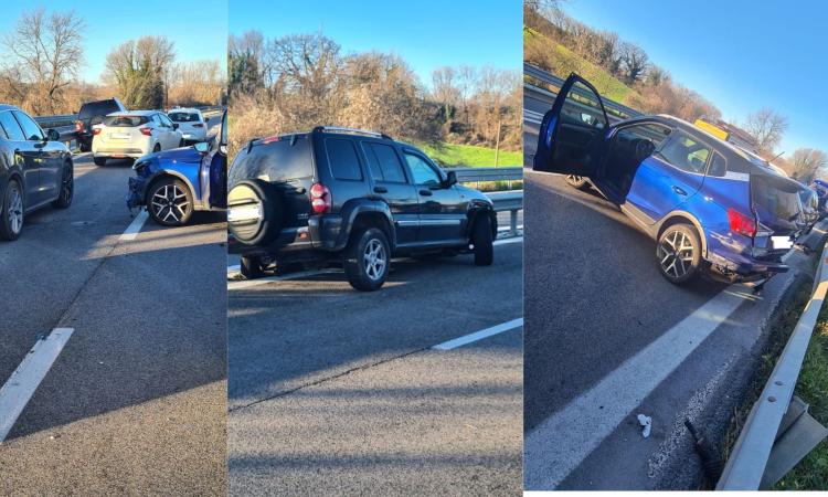 Macerata, schianto in superstrada: tre feriti. Uno dei conducenti fugge dopo l'incidente Macerata, schianto in superstrada: tre feriti. Uno dei conducenti fugge dopo l'incidente