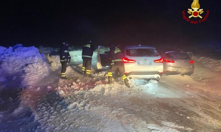 Bufera di neve a Castelluccio, dieci auto e un bus rimangono bloccati