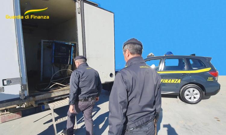 Macerata, contrabbando di gasolio: sequestrato carico da 350 litri destinato ai rifornimenti "a domicilio" Macerata, contrabbando di gasolio: sequestrato carico da 350 litri destinato ai rifornimenti "a domicilio"