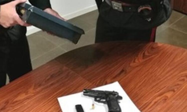 Tenta di sfuggire a un controllo e getta via la pistola: l'arma era giocattolo, denunciato 24enne Tenta di sfuggire a un controllo e getta via la pistola: l'arma era giocattolo, denunciato 24enne