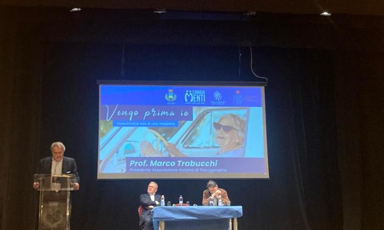 "Invecchiare non è una malattia": a Treia la lectio magistralis dell’ideatore dei “Caffè Alzheimer” "Invecchiare non è una malattia": a Treia la lectio magistralis dell’ideatore dei “Caffè Alzheimer”