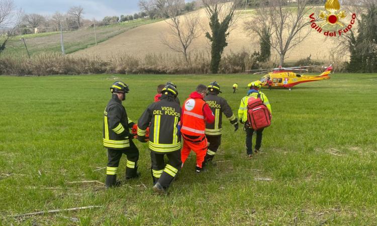 Trattore si ribalta su un campo: due feriti in gravi condizioni
