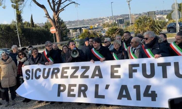 A14, presidio a Grottammare: "Nella legge di bilancio non c'è un euro per l'autostrada" A14, presidio a Grottammare: "Nella legge di bilancio non c'è un euro per l'autostrada"