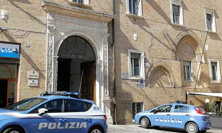 Macerata, chiede permesso soggiorno ma è ricercato per violenza sessuale e furto: arrestato