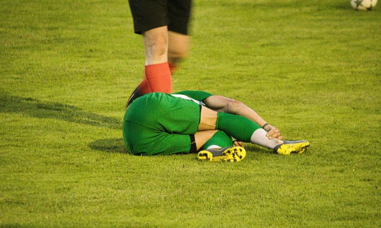 Difensore provoca all'attaccante frattura della tibia: normale fallo di gioco o responsabilità penale? Difensore provoca all'attaccante frattura della tibia: normale fallo di gioco o responsabilità penale?