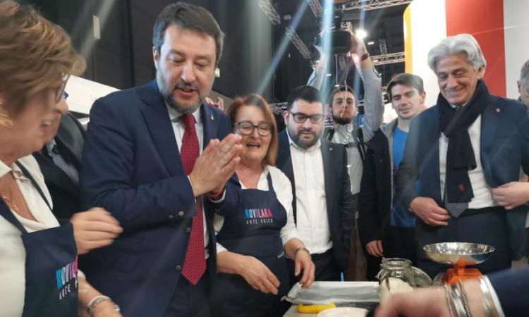 Il ministro Salvini alla prova dei vincisgrassi: ospite dello stand delle Marche alla Bit di Milano Il ministro Salvini alla prova dei vincisgrassi: ospite dello stand delle Marche alla Bit di Milano
