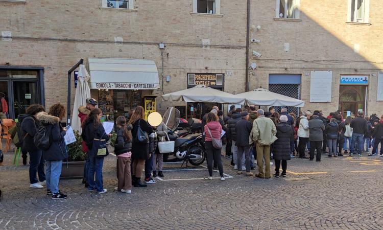 Macerata, caccia al passaporto: code per il rilascio davanti alla Questura