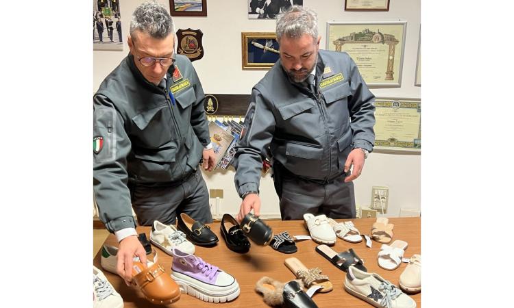 Civitanova, scarpe e accessori con griffe false: sequestrati oltre 2600 articoli di moda