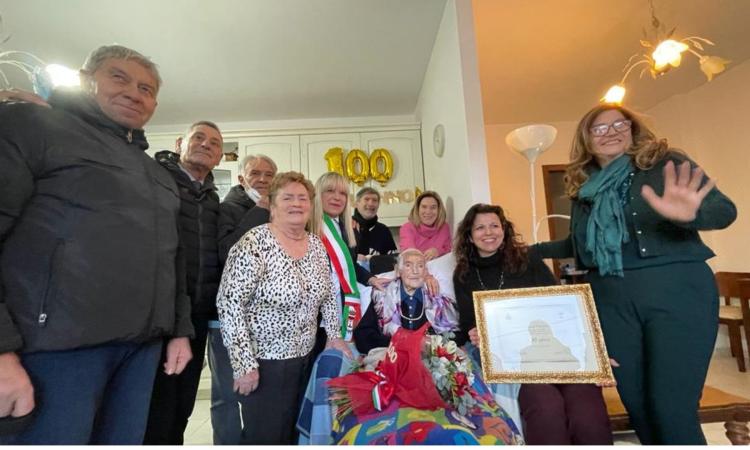 San Severino, Fosca Paoloni compie 100 anni: è festa nella frazione di Cesolo San Severino, Fosca Paoloni compie 100 anni: è festa nella frazione di Cesolo