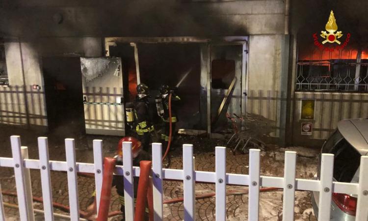 Fiamme in un negozio: il titolare soccorso dal 118 e condotto in ospedale