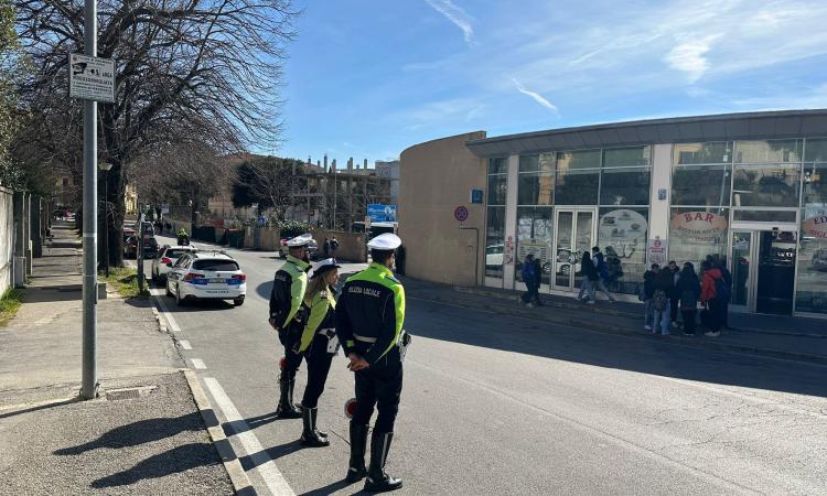 Macerata, spaccio di droga davanti alla scuola: denunciata studentessa 17enne Macerata, spaccio di droga davanti alla scuola: denunciata studentessa 17enne