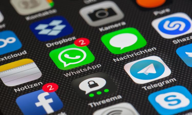 Minore utilizza Whatsapp in modo incauto: quali sono le responsabilità del genitore?