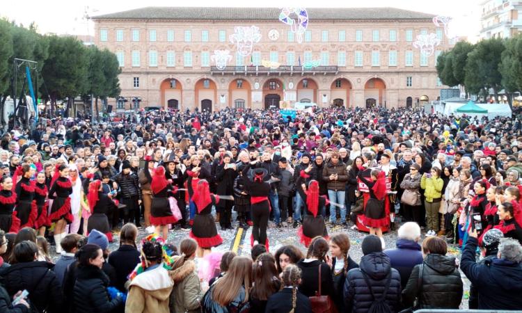 Civitanova, a migliaia in piazza per il ritorno del Carnevale: premiato il miglior gruppo mascherato Civitanova, a migliaia in piazza per il ritorno del Carnevale: premiato il miglior gruppo mascherato