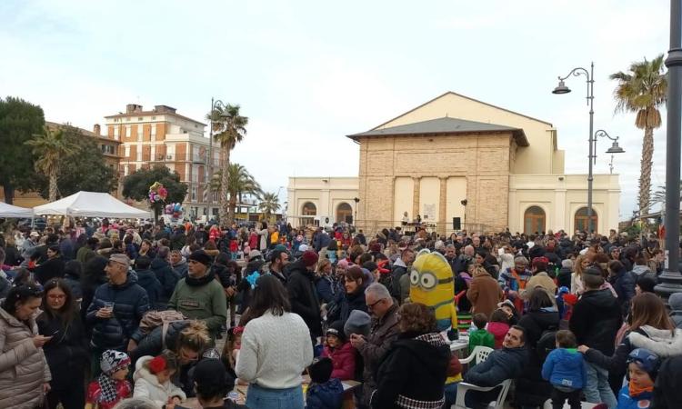 Porto Recanati, successo per il Carnevale dei bambini: in centinaia in piazza