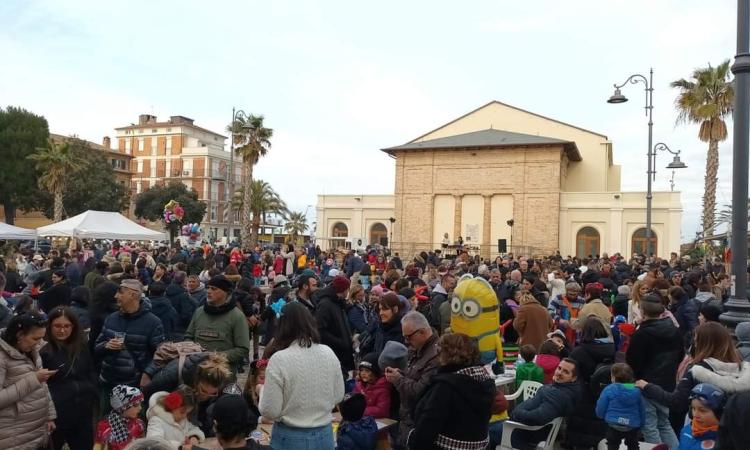 Porto Recanati, successo per il Carnevale dei bambini: in centinaia in piazza Porto Recanati, successo per il Carnevale dei bambini: in centinaia in piazza