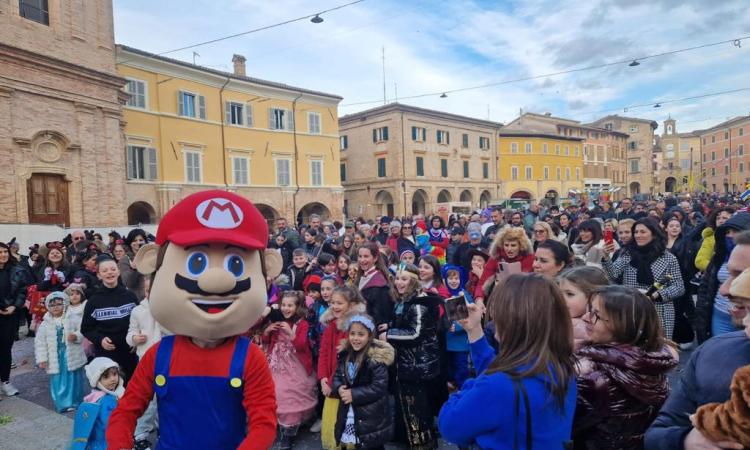 Carnevale, San Severino fa il pieno in piazza del Popolo: la maschera più originale viene da Appignano