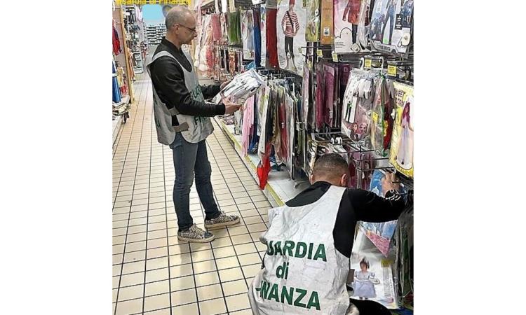Civitanova, maschere e costumi di Carnevale non a norma: sequestrati 200 articoli in un ipermercato