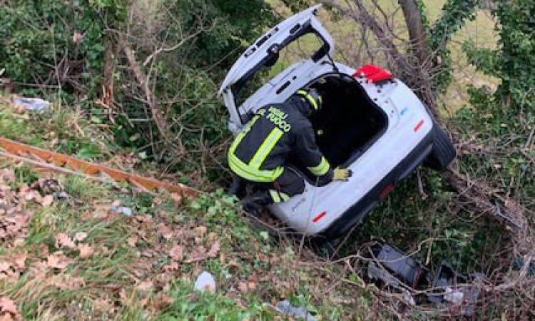 Montefano, fuori strada con l'auto: finisce in un fosso, giovane in ospedale