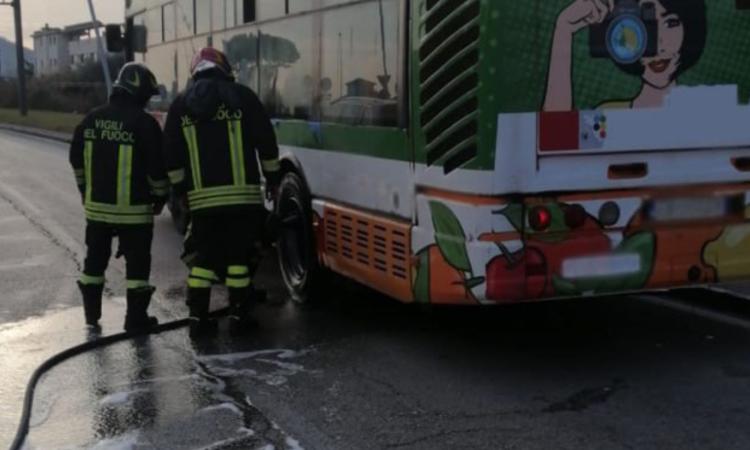 Principio d'incendio ad uno pneumatico del bus: l'autista fa scendere i passeggeri Principio d'incendio ad uno pneumatico del bus: l'autista fa scendere i passeggeri