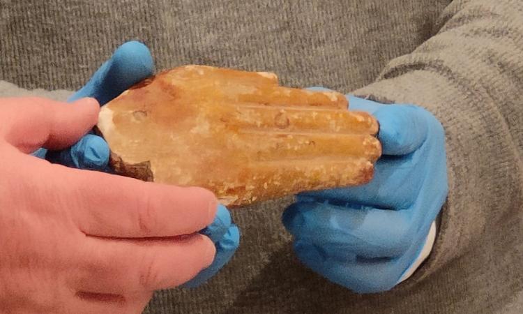 Treia, scultura in legno di una mano destra aperta: nuovo reperto egizio al museo archeologico