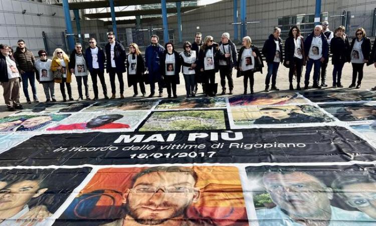 Tragedia di Rigopiano, la sentenza di primo grado: 25 assoluzioni e 5 condanne lievi. Lacrime in aula Tragedia di Rigopiano, la sentenza di primo grado: 25 assoluzioni e 5 condanne lievi. Lacrime in aula
