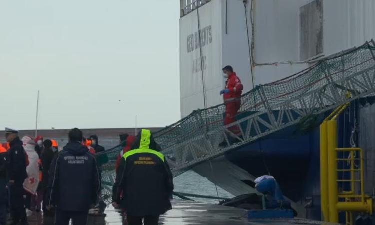 Migranti, fermo amministrativo e multa per la nave di Medici senza frontiere Migranti, fermo amministrativo e multa per la nave di Medici senza frontiere