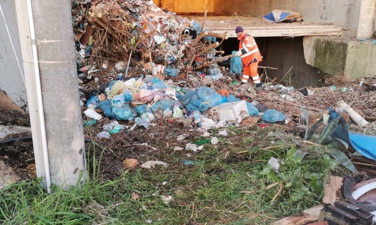 Macerata, discarica a cielo aperto in via Issy les Moulineaux: "In corso indagini per risalire ai colpevoli"