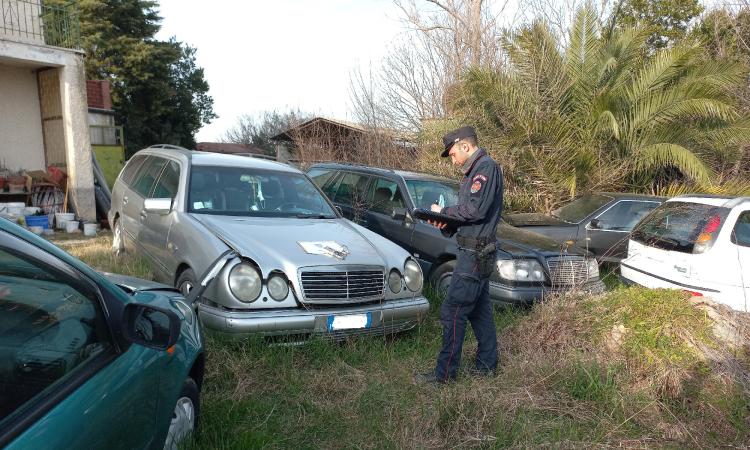 Montecassiano, deposito abusivo di auto e rifiuti pericolosi: sequestro dell'area e denuncia per il titolare Montecassiano, deposito abusivo di auto e rifiuti pericolosi: sequestro dell'area e denuncia per il titolare