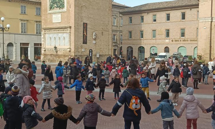 Un anno dallo scoppio della guerra in Ucraina, bambini di Recanati lanciano un messaggio di pace Un anno dallo scoppio della guerra in Ucraina, bambini di Recanati lanciano un messaggio di pace