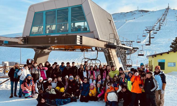 Civitanova, a lezione di sci sulle piste di Sarnano: 350 alunni protagonisti di "Neve Sicura"