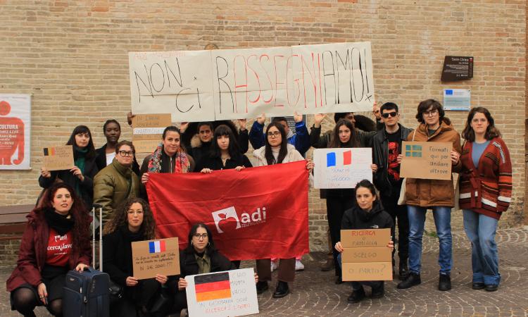 Macerata, "No al precariato sistemico": in piazza la protesta dei giovani ricercatori (FOTO) Macerata, "No al precariato sistemico": in piazza la protesta dei giovani ricercatori (FOTO)