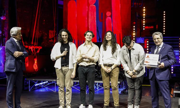 Musicultura, teatro pieno per la prima serata: i Santamarea conquistano il premio del pubblico Musicultura, teatro pieno per la prima serata: i Santamarea conquistano il premio del pubblico