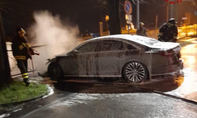 Auto divorata dalle fiamme nella notte: intervengono i vigili del fuoco Auto divorata dalle fiamme nella notte: intervengono i vigili del fuoco
