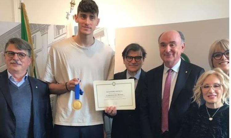 Volley, il campione del mondo marchigiano Leandro Mosca premiato dal presidente Latini