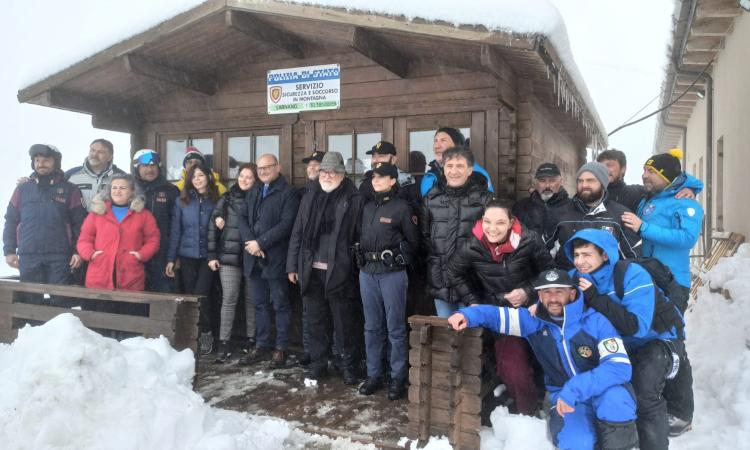 Da Civitanova a Sarnano: la prima volta sugli sci per tanti alunni. La polizia torna sulle piste Da Civitanova a Sarnano: la prima volta sugli sci per tanti alunni. La polizia torna sulle piste