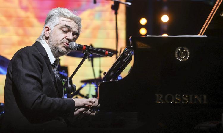Musicultura, Morgan incanta il Lauro Rossi con il suo live piano e voce: omaggio a Maurizio Costanzo Musicultura, Morgan incanta il Lauro Rossi con il suo live piano e voce: omaggio a Maurizio Costanzo