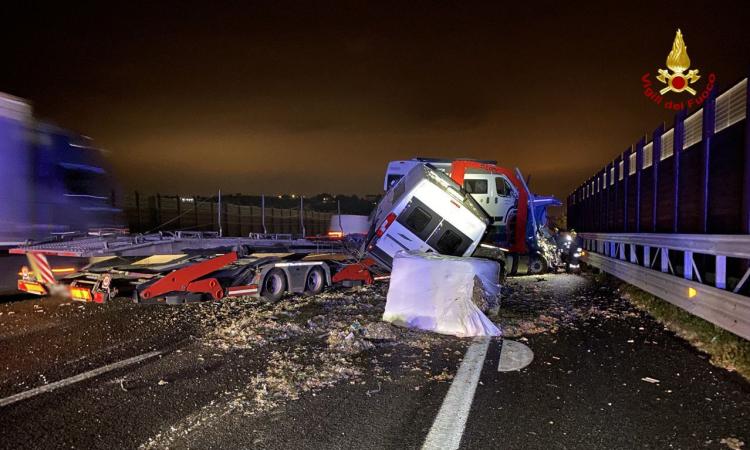 Tremendo incidente in A14 tra due mezzi pesanti: un ferito a Torrette Tremendo incidente in A14 tra due mezzi pesanti: un ferito a Torrette