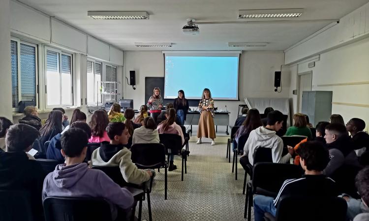Macerata, "Discriminazione di genere ed educazione affettiva": gli psicologi salgono in cattedra Macerata, "Discriminazione di genere ed educazione affettiva": gli psicologi salgono in cattedra