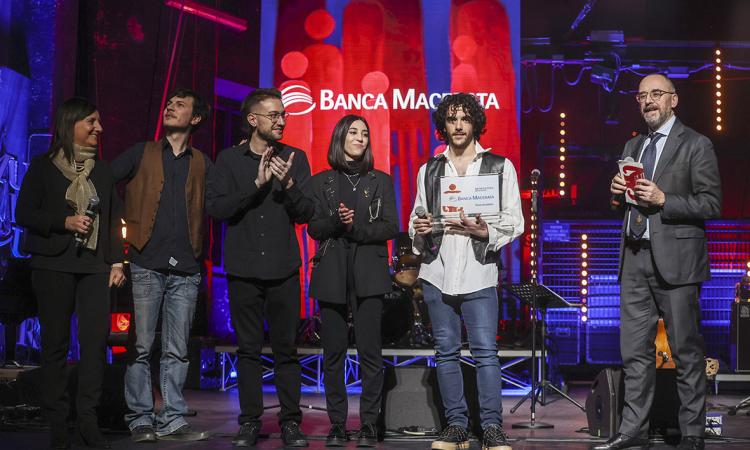 Musicultura, a Ferretti la targa Banca Macerata: il cantautore di Mogliano vince il premio del pubblico