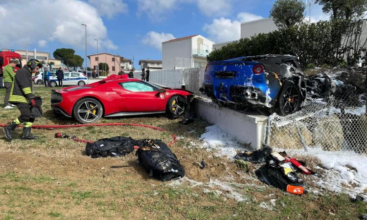 Schianto tra Ferrari, una sfonda la recinzione e prende fuoco: due feriti a Torrette