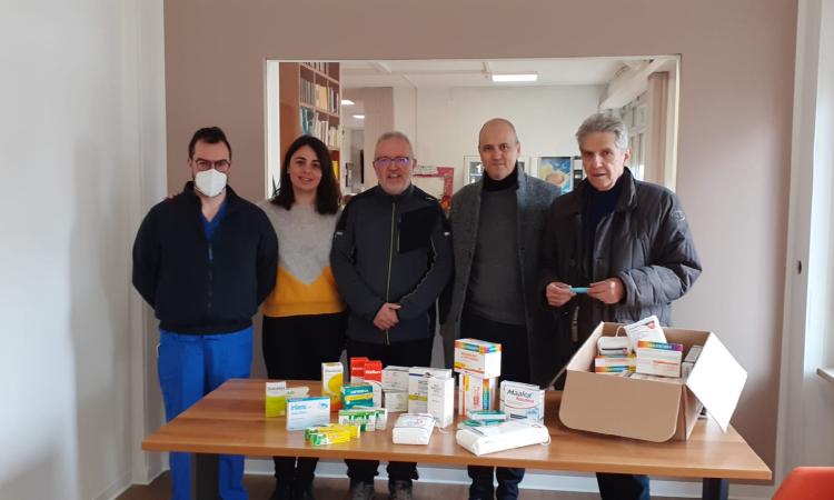 Macerata, Banco Farmaceutico dona 250 farmaci da banco ai pazienti di Villa Cozza Macerata, Banco Farmaceutico dona 250 farmaci da banco ai pazienti di Villa Cozza